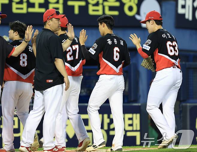 29일 오후 서울 송파구 잠실야구장에서 열린 프로야구 '2025 신한 SOL뱅크 KBO 리그' KIA 타이거즈와 LG 트윈스의 경기를 12대 2로 승리한 KIA 이범호 감독이 선수들과 하이파이브를 나누고 있다. 2025.6.29/뉴스1 ⓒ News1 박정호 기자