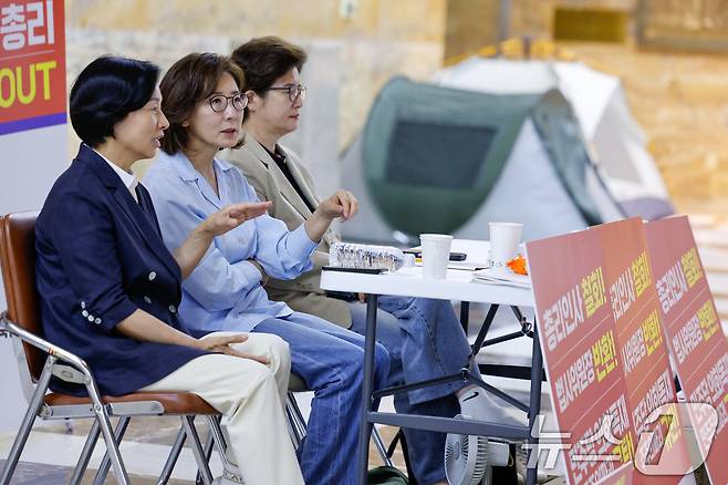 나경원 국민의힘 의원(가운데)이 지난 29일 서울 여의도 국회 로텐더홀에서 김민석 국무총리 후보자 지명 철회와 법제사법위원장 야당 반환을 요구하며 철야농성을 하던 중 서명옥(왼쪽), 강선영 의원과 유튜브 라이브 방송을 하고 있다. 2025.6.29/뉴스1 ⓒ News1 안은나 기자