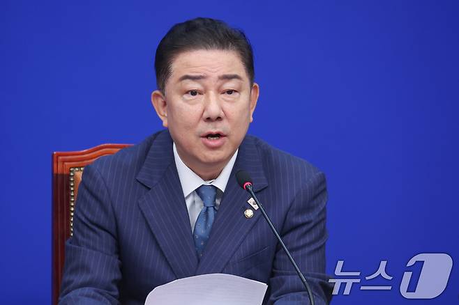 김병기 더불어민주당 대표 직무대행 겸 원내대표가 30일 오전 서울 여의도 국회에서 열린 최고위원회의에 참석해 모두 발언을 하고 있다. 2025.6.30/뉴스1 ⓒ News1 안은나 기자