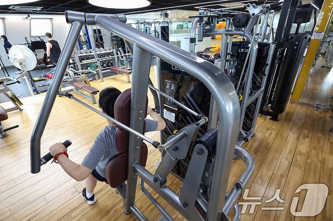 30일 서울 서초구 방배열린문화센터 코오롱스포렉스에서 시민들이 운동을 하고 있다. 2025.6.30/뉴스1 ⓒ News1 민경석 기자