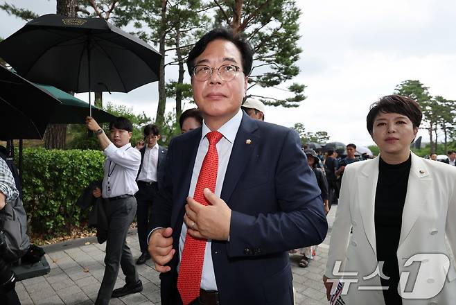 송언석 국민의힘 당대표 권한대행 겸 원내대표가 1일 서울 용산구 대통령실 앞에서 열린 현장 의원총회를 마친 뒤 이동하고 있다. 2025.7.1/뉴스1 ⓒ News1 박지혜 기자
