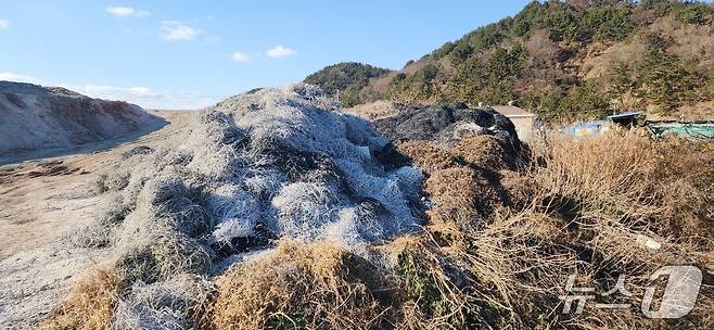 쌓여 있는 폐코팅사.(독자 제공. 재판매 및 DB금지)