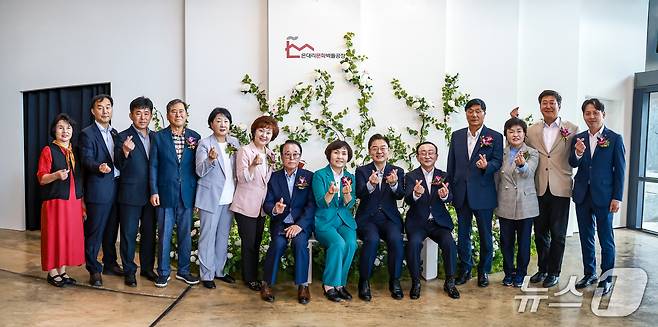 1일 경기 연천군 전곡읍 '은대리 문화벽돌공장' 개관식에서 지역 정치인들과 예술인, 군 관계자 등 참석자들이 기념촬영을 하고 있다. (연천군 제공, 재판매 및 DB금지)
