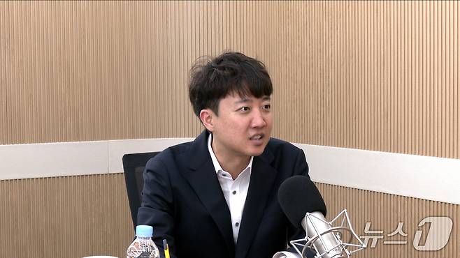 이준석 개혁신당 의원이 1일 뉴스1TV '팩트앤뷰'에 출연해 질문에 답하고 있다.