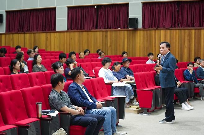 김지철 충남교육감(오른쪽)이 농어민 명예교사를 대상으로 인사말을 하고 있다.(충남교육청 제공. 재판매 및 DB금지)/뉴스1