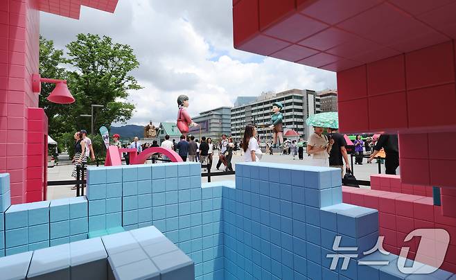 1일 오후 서울 종로구 광화문광장에 마련된 넷플릭스 시리즈 오징어게임 시즌3 팝업을 찾은 시민들이 드라마 조형물을 관람하고 있다.  2025.7.1/뉴스1 ⓒ News1 장수영 기자