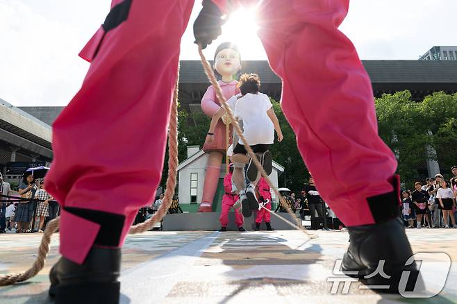 29일 오후 서울 세종대로 광화문광장에서 '2025 K콘텐츠 서울여행주간: 소울스팟을 찾아라' 행사의 일환으로 마련된 넷플릭스 오징어 게임 체험존에서 시민들이 단체 줄넘기를 하고 있다. 2025.6.29/뉴스1 ⓒ News1 이승배 기자
