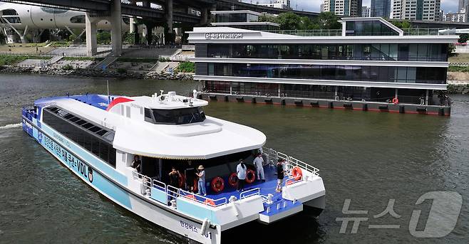 1일 오후 한강버스 시민체험단과 취재진을 태운 한강버스가 서울 광진구 뚝섬 선착장을 떠나 송파구 잠실 선착장으로 이동하고 있다. (공동취재) 2025.7.1/뉴스1 ⓒ News1 박지혜 기자