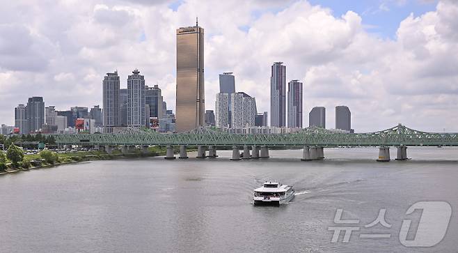 한강버스 시민체험 운항 및 프레스투어가 열린 1일 서울 영등포구 노들섬 인근 한강에서 한강버스가 운항하고 있다. (공동취재) 2025.7.1/뉴스1 ⓒ News1 박지혜 기자