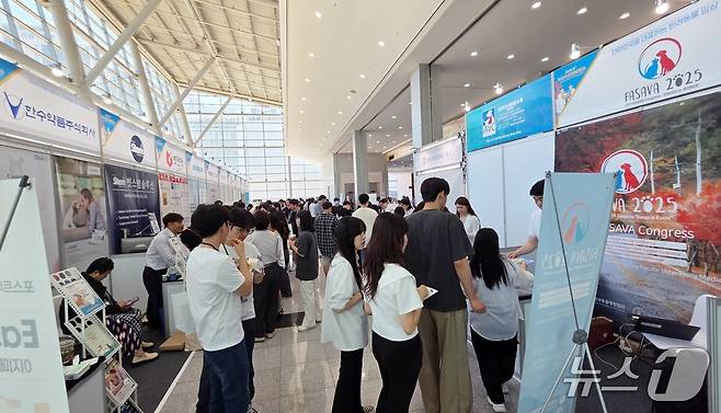 반려동물 기업들이 6월 29일 열린 부산수의컨퍼런스에서 제품을 소개하고 있다. ⓒ 뉴스1