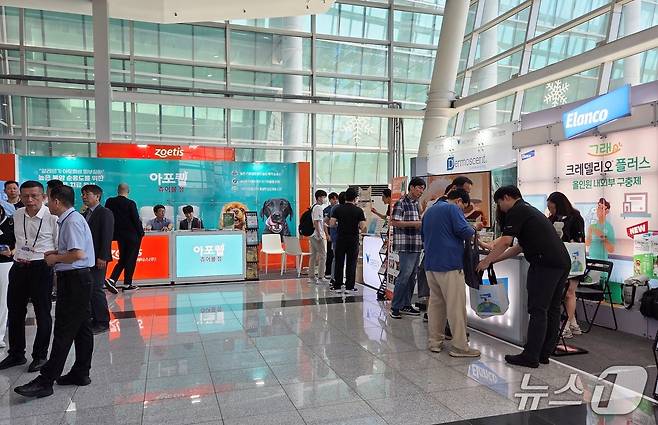 반려동물 기업들이 6월 29일 열린 부산수의컨퍼런스에서 제품을 소개하고 있다. ⓒ 뉴스1