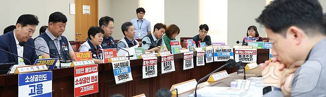 1일 세종시 정부세종청사 고용노동부에서 열린 최저임금위원회 제8차 전원회의에 참석한 성재민 공익위원(오른쪽)이 노사 양측의 의견을 들으며 생각에 잠겨 있다. 2025.7.1/뉴스1 ⓒ News1 김기남 기자