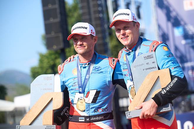 2025 WRC 그리스 랠리에서 우승을 차지한 현대 월드랠리팀 오트 타낙(Ott Tänak, 오른쪽)과 코드라이버 마틴 야르베오야(Martin Järveoja)  사진|현대차