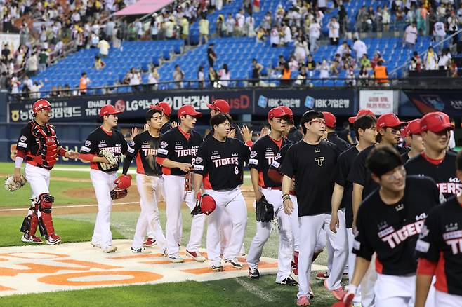 KIA 선수들이 28일 잠실구장에서 열린 2025 KBO리그 LG전 승리 후 하이파이브 하고 있다. 사진 | KIA 타이거즈