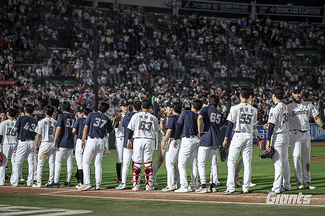 롯데 선수들이 29일 사직구장에서 열린 2025 KBO리그 KT전 승리 후 하이파이브 하고 있다. 사진 | 롯데 자이언츠