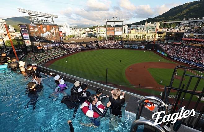 팬들이 1일 대전 한화생명 볼파크 내 인피니티풀에서 2025 KBO리그 NC전을 관전하고 있다. 사진 | 한화 이글스