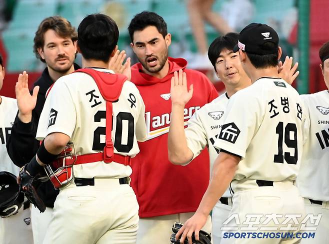 29일 인천SSG랜더스필드에서 열린 한화와 SSG의 경기, SSG가 2대0으로 승리했다. 승리의 기쁨을 나누는 화이트와 조형우의 모습. 인천=허상욱 기자wook@sportschosun.com/2025.06.29/