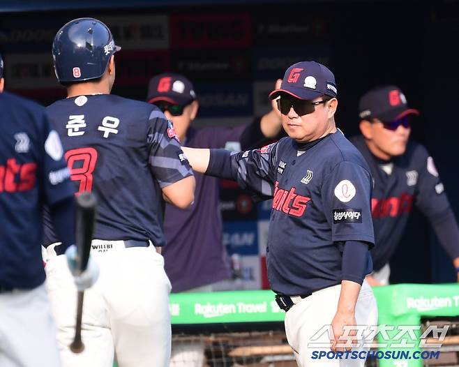 7일 잠실구장에서 열린 두산과 롯데의 경기. 3회 2사 1루. 두산 최승용 상대로 롯데 전준우가 투런홈런을 날렸다. 김태형 감독의 환영을 받고 있는 전준우. 잠실=송정헌 기자songs@sportschosun.com/2025.06.07/