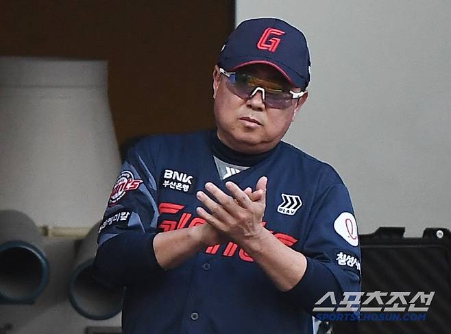 14일 인천 SSG랜더스필드에서 열린 롯데-SSG전. 8회초 롯데가 추가득점에 성공하자 김태형 감독이 기뻐하고 있다. 인천=정재근 기자 cjg@sportschosun.com/2025.6.14/