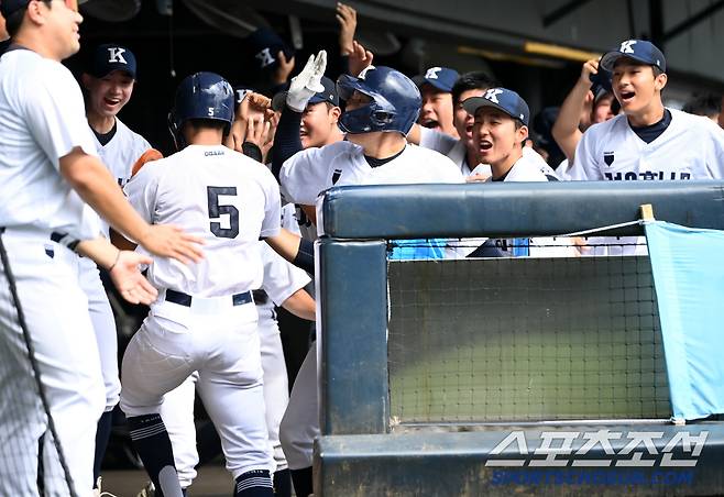 1일 서울 목동구장에서 열린 제80회 청룡기 고교야구선수권 대회 및 주말리그 왕중왕전 광주일고와 경남고의 경기, 2회말 1사 1,2루 경남고 김준안의 선취 1타점 적시타때 득점한 유진준이 기쁨을 나누고 있다. 목동=허상욱 기자wook@sportschosun.com/2025.07.01/
