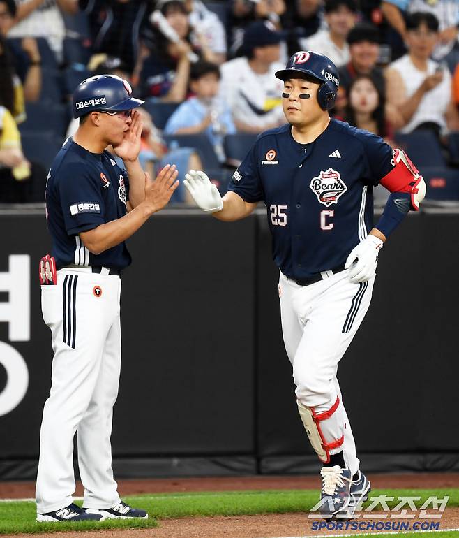 11일 대전 한화생명볼파크에서 열린 한화 이글스와 두산 베어스의 경기. 3회초 두산 양의지가 솔로포를 날린 뒤 환호하고 있다. 대전=박재만 기자 pjm@sportschosun.com/2025.06.11/