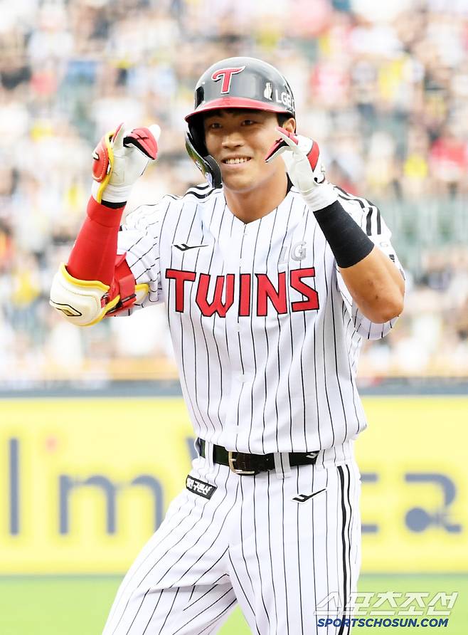 28일 잠실구장에서 열린 LG 트윈스와 KIA 타이거즈의 경기. 1회말 2사 1,2루 LG 천성호가 안타를 날린 뒤 환호하고 있다. 잠실=박재만 기자 pjm@sportschosun.com/2025.06.28/