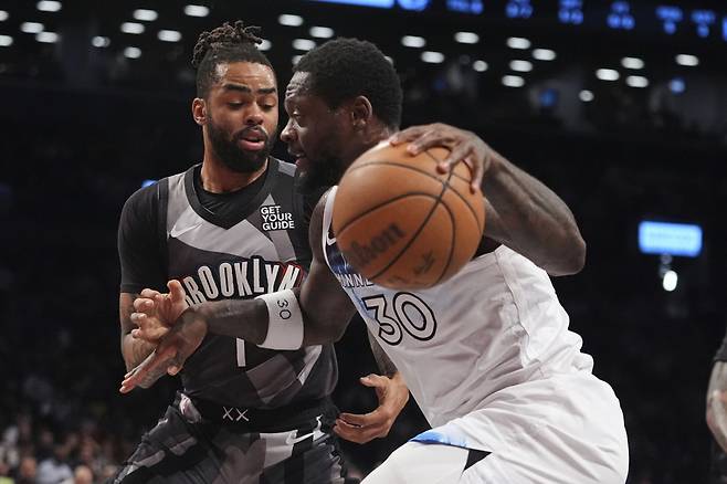 Minnesota Timberwolves' Julius Randle (30) drives past Brooklyn Nets' D'Angelo Russell (1) during the first half of an NBA basketball game Thursday, April 3, 2025, in New York. (AP Photo/Frank Franklin II)
<저작권자(c) 연합뉴스, 무단 전재-재배포, AI 학습 및 활용 금지>