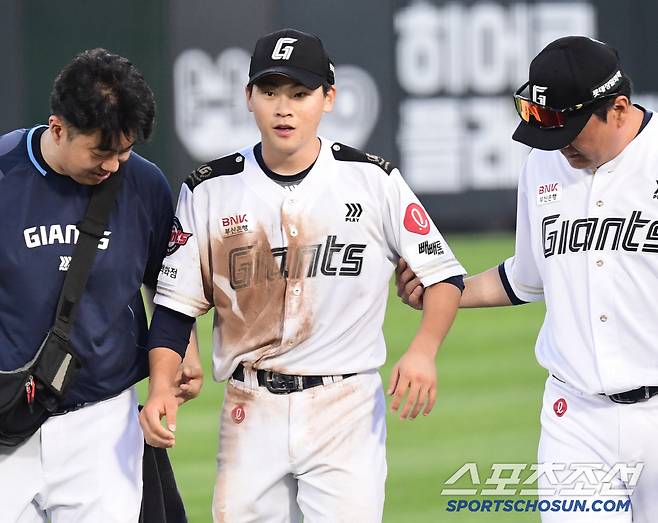 29일 부산 사직구장에서 열린 롯데와 KT의 경기. 7회 김상수의 뜬볼을 잡는 과정에서 부상을 당한 박찬형이 교체되고 있다. 부산=송정헌 기자songs@sportschosun.com/2025.06.29/