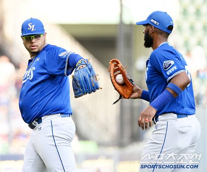 1일 잠실야구장에서 열린 삼성과 두산의 경기, 1회말 수비를 마친 후라도가 디아즈를 맞이하고 있다. 잠실=허상욱 기자wook@sportschosun.com/2025.07.01/