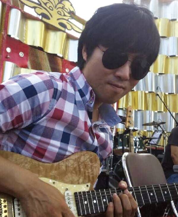 트로트계에서 가장 활발히 활동하고 있는 편곡자 남기연은 자신의 편곡 작업에 기타 연주까지 하고 있다. 그는 세션 기타리스트 출신이기도 하다. [사진제공=남기연]