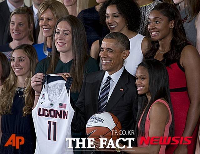 버락 오바마 전 미국 대통령은 어린 시절 부모의 이혼과 인종 차별에 많은 시련을 겪었다. 하지만 고교 시절 농구를 접하면서 삶의 새로운 전기를 마련해 미국 최초의 흑인 대통령이 됐다. 2016년 코네티컷대학교 여자농구 선수들이 백악관을 방문해 오바마 대통령에게 농구공과 명예 선수 유니폼을 전달하고 있다. /뉴시스