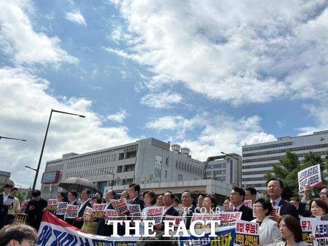 송언석 국민의힘 원내대표가 1일 오전 서울 용산구 대통령실 앞에서 열린 국민의힘 현장 의원총회에서 발언하고 있다. /용산=김수민 기자
