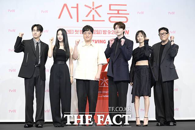 배우 강유석과 문가영, 박승우 감독, 배우 이종석, 류혜영, 임성재(왼쪽부터)가 1일 오후 서울 구로구 더링크 호텔에서 열린 tvN 새 토일 드라마 '서초동' 제작발표회에 참석해 포즈를 취하고 있다. /장윤석 기자