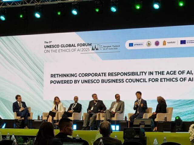 지난달 26일 태국 방콕에서 열린 포럼에서 김명신 LG AI연구원 정책수석(오른쪽에서 두 번째)이 글로벌 AI 거버넌스를 위한 민간 부문의 협력에 관해 논의했다. (사진=LG AI연구원)