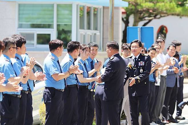 통영해경 후배, 동료 경찰들이 퇴직자들의 마지막 퇴근길을 배웅하고 있다. 통영해양경찰서 제공