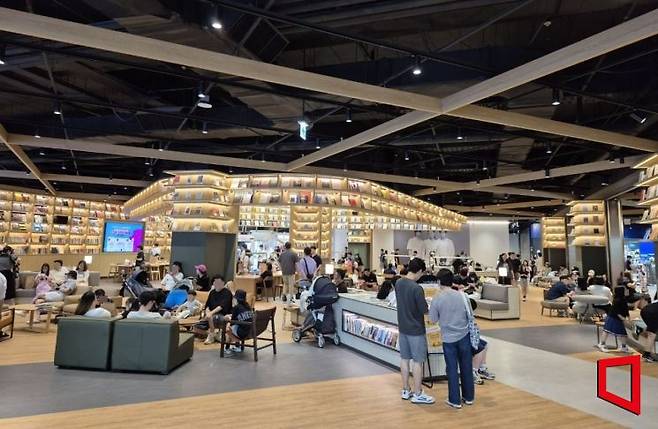 스타필드 마켓 킨텍스점 1층 중앙부에 자리한 복합 힐링 공간 '북 그라운드'에서 가족단위 고객들이 휴식하고 있다. 김흥순 기자