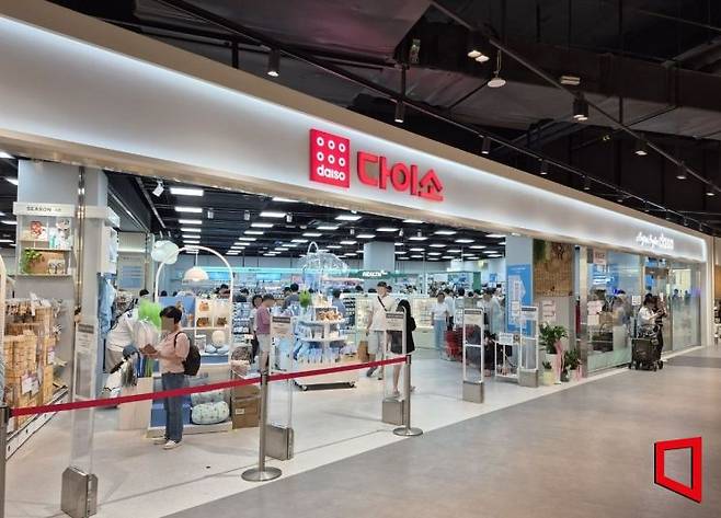 스타필드 마켓 킨텍스점에 1660㎡(약 502평) 규모로 운영 중인 다이소 매장에서 고객들이 쇼핑을 하고 있다. 김흥순 기자