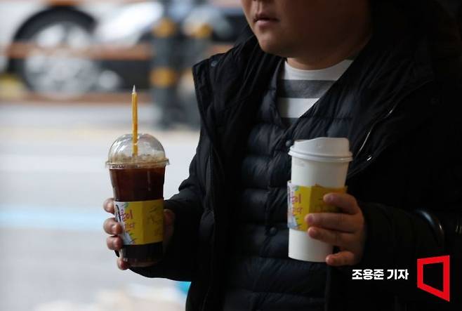 고카페인 음료는 커피를 비롯해 커피음료, 에너지 음료 등을 말한다. 질병관리청에 따르면 지난해 전국 중1∼고3 5만4653명을 대상으로 조사한 결과, 응답자 23.5%가 주 3회 이상 고카페인 음료를 마신다고 답했다.  조용준 기자