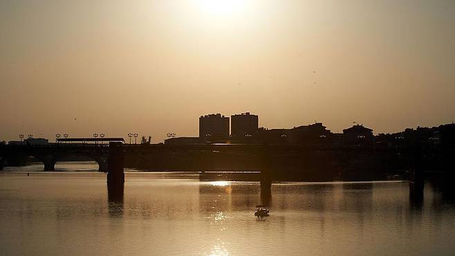 프랑스는 6월 기온이 이미 38도를 기록해 폭염주의보를 발령하기도 했다