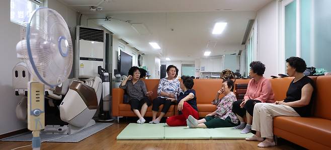 전국 대부분 지역에 체감온도가 33도를 넘어서는 등 서울 전역에 폭염주의보가 발령된 30일 오후 서울 시내의 한 무더위쉼터에서 어르신들이 더위를 피하고 있다. /뉴시스