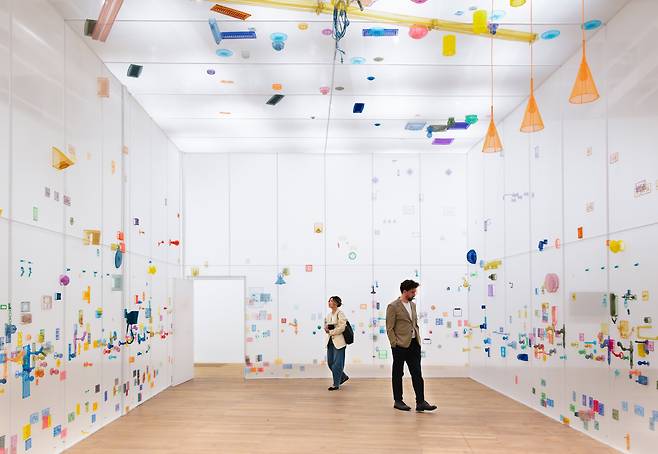 신작 설치작품 ‘퍼펙트홈: 런던, 호샴, 뉴욕, 베를린, 프로비던스, 서울’(2024) 내부를 감상하는 관람객들. /테이트모던