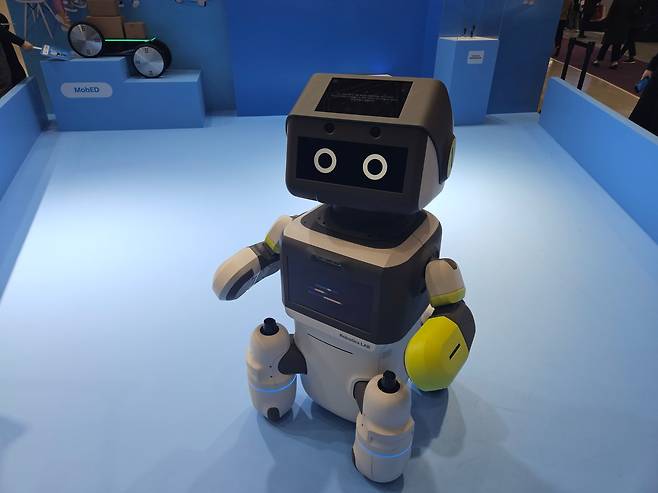 올해 3월 열린 국내 최대 배터리 전시회 '인터배터리 2025' 삼성SDI 부스에 전시된 현대차·기아 서비스 로봇 ‘달이(DAL-e)’. /권유정 기자