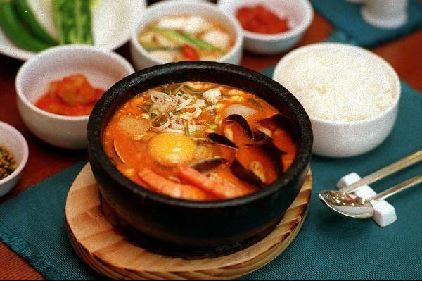 한국인의 하루 평균 나트륨 섭취량이 세계보건기구(WHO) 권고 기준의 1.6배인 것으로 나타났다. 사진은 순두부 찌개. /조선DB