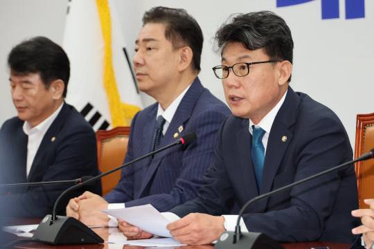 더불어민주당 진성준 정책위의장이 1일 서울 여의도 국회에서 열린 원내대책회의에서 발언하고 있다. 연합뉴스