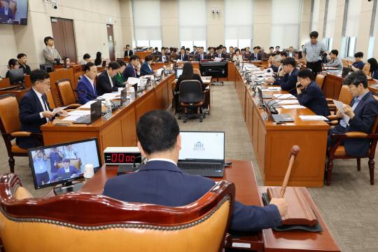 1일 국회 행정안전위원회 전체회의에서 2025년도 제2회 추가경정예산안이 통과되고 있다. 연합뉴스.