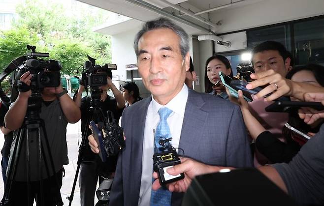 김건희 여사와 관련한 각종 의혹 사건을 수사하는 민중기 특별검사가 30일 서울 서초구에 마련된 특검팀 사무실로 출근하며 취재진 질문에 답하고 있다. ⓒ연합뉴스