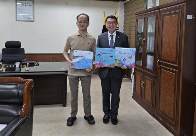 김현태 국립해양생물자원관장(사진 오른쪽)이 개관 10주년을 맞아 해양 교육 동화책 3종을 큰 글자 도서와 점자도서로 제작해 지난달 27일 대전맹학교에 전달하고 기념사진을 찍고 있다. ⓒ국립해양생물자원관