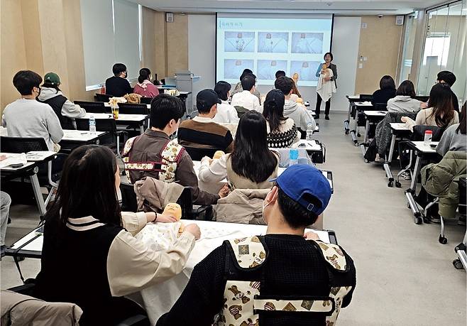 구로구 모자건강센터에서 예비부모를 위한 출산준비 강의가 진행되고 있다. 구로구 제공