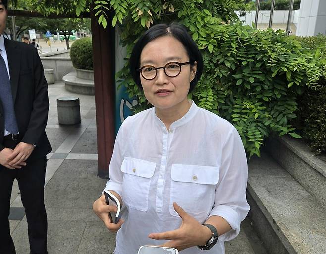 한성숙 중소벤처기업부 장관 후보자가 30일 오전 서울 영등포구 중소기업기술정보진흥원 수도권평가실에 마련된 인사청문회준비단 사무실로 출근하며 취재진 질문에 답하고 있다. 2025.6.30. 뉴스1