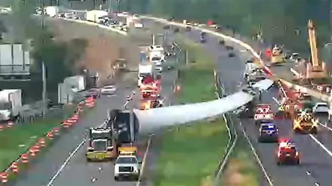 30일(현지 시간) 미 매체 폭스뉴스에 따르면 이날 오전 5시 30분경 메릴랜드주 70번 고속도로(I-70)로 풍력발전기 날개가 덮친 모습. 메릴랜드주 교통부 제공